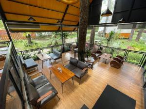 Posezení v ubytování Luxury Deck Cabin + 6 fotografií