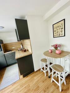 a kitchen with a table and a small table and chairs at Studio Reichenstrasse in Quedlinburg