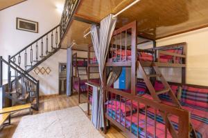 Katil dua tingkat atau katil-katil dua tingkat dalam bilik di Tùng Garden Homestay Dalat