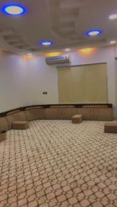 una stanza con lavagna bianca, sedie e schermo per proiezione di شاليه الراحة a Al Majmaah