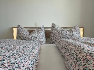 two beds sitting next to each other in a bedroom at Panorama Appartements in Egg