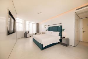 Postel nebo postele na pokoji v ubytování Shanghai Autoongo Bund Hotel
