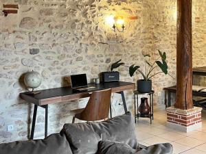 ein Zimmer mit einem Tisch mit zwei Laptops darauf in der Unterkunft Petit coin de paradis Albigeois in Castelnau-de-Lévis
