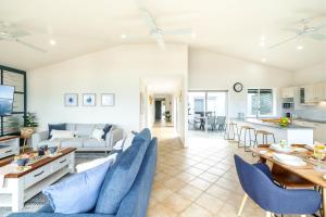Ruang duduk di Tomaree Vista, 65 Vista Ave - stylish house with stunning water views, WiFi and Linen