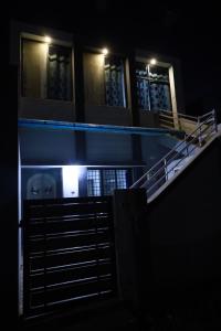 una escalera que conduce a un edificio por la noche en HOMESTAY ( EAGLE NEST ) en Bhuj