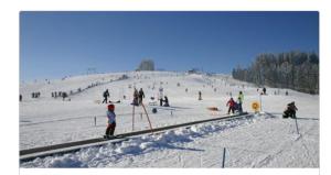 een groep mensen die skiën op een besneeuwde helling bij Casa Hintze I - 2 Zimmerwohnung Zentrumsnah und Nahe den Bergen in Kempten