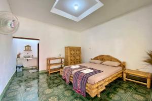 a bedroom with a bed in a room at Duyung Rooms & Resto Gerupuk in Bumbang