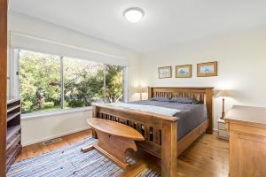 Schlafzimmer mit einem Bett und einem Fenster in der Unterkunft Golden Bouy in Point Lonsdale