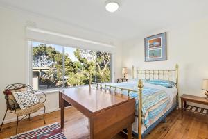 een slaapkamer met een bed, een bureau en een raam bij Golden Bouy in Point Lonsdale