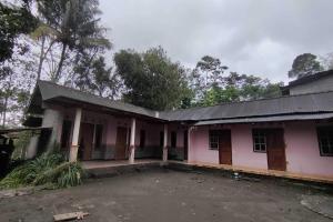ein weißes Haus mit schwarzem Dach in der Unterkunft OYO 93395 Pondok Wisata Sekar Kemuning in Yogyakarta