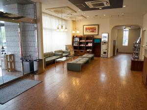 un grand salon avec des canapés et une table dans l'établissement HOTEL MARINEPIA - Vacation STAY 92229v, à Shinkamigoto