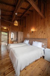 um quarto com 2 camas num quarto de madeira em EPHESUS RETREAT em Esmirna