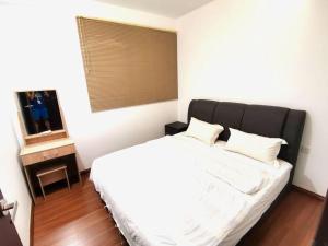 Schlafzimmer mit einem Bett und einem Flachbild-TV in der Unterkunft Teo Resident2vivacity jazz 4 in Kuching