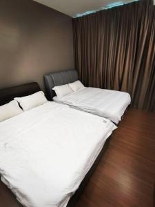 2 Betten nebeneinander in einem Zimmer in der Unterkunft Teo Resident2vivacity jazz 4 in Kuching