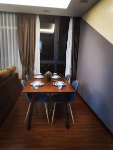 einen Tisch im Wohnzimmer mit einem Tisch und Stühlen in der Unterkunft Teo Resident2vivacity jazz 4 in Kuching