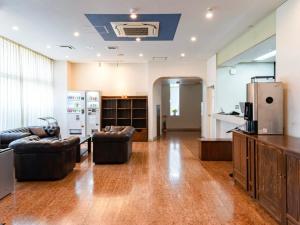 ein Wohnzimmer mit 2 Sofas und einer Küche in der Unterkunft HOTEL MARINEPIA - Vacation STAY 92247v in Shinkamigoto
