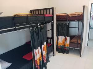 Postel nebo postele na pokoji v ubytování Tiki Tribe Bar & Hostel