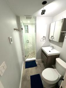Vonios kambarys apgyvendinimo įstaigoje Cozy Upgraded Suite W Private Parking & Hot tub