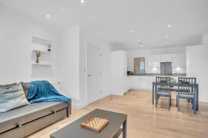 uma sala de estar com um sofá e uma mesa em Spacious 2 bedroom apartment with balcony em Londres