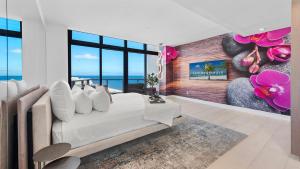 een slaapkamer met een bed en uitzicht op de oceaan bij W South Beach 2006-uph-6 in Miami Beach