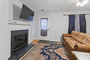 A television and/or entertainment centre at Apartment with garage parking Patio close IAD