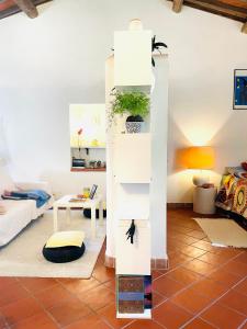 ein Wohnzimmer mit einer Katze im Regal in der Unterkunft Hagakure in Calcata