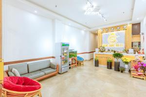 uma sala de espera numa floricultura com um sofá em Ngọc Sang 1 Hotel em Da Lat