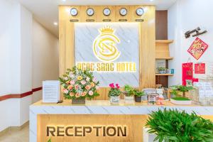 um sinal para um motel gratuito num quarto com flores em Ngọc Sang 1 Hotel em Da Lat