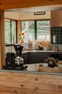 eine Küche mit einer Theke und einer Kaffeemaschine in der Unterkunft Buffalo Lodge in Coromandel Town