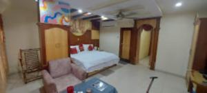 1 dormitorio con 1 cama, 1 sofá y 1 silla en Hotel Abhashree ,Madhya Pradesh, en Betūl