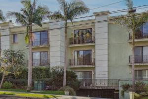 un edificio de apartamentos con palmeras delante en Stylish Pacific Palisades Gem, en Los Ángeles