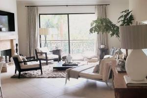 sala de estar con muebles y ventana grande en Stylish Pacific Palisades Gem, en Los Ángeles