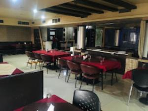 Hotel IC Inn,Betul 레스토랑 또는 맛집