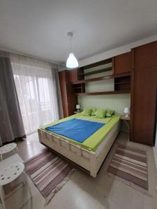 1 dormitorio con 1 cama grande en una habitación en Apartment Gajic, en Belgrado