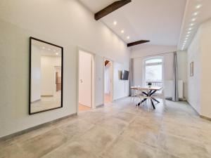 een woonkamer met een tafel en een spiegel bij RAJ Living - 3 , 4 and 5 Room Apartments - 20 Min zur Messe DUS in Willich