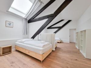 een slaapkamer met 2 bedden en een dakraam bij RAJ Living - 3 , 4 and 5 Room Apartments - 20 Min zur Messe DUS in Willich
