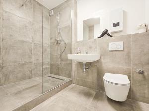 een badkamer met een douche, een toilet en een wastafel bij RAJ Living - 3 , 4 and 5 Room Apartments - 20 Min zur Messe DUS in Willich