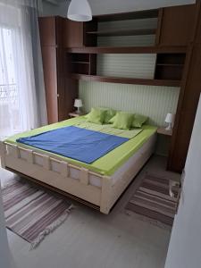 1 dormitorio con 1 cama grande en una habitación en Apartment Gajic, en Belgrado