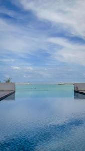 uma piscina com vista para o oceano em D'Grand Homestay Tanjung em Kuala Terengganu