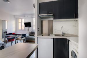 Köök või kööginurk majutusasutuses Magnifique studio sur le Port Nice