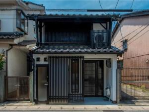 ein Gebäude mit einem Tor und einem Balkon in der Unterkunft HIYORI-STAY MatsueBiyori - Vacation STAY 46648v in Matsue