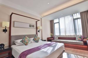 Postel nebo postele na pokoji v ubytování SSAW Boutique Hotel Shanghai Yilin