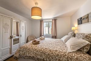 Un dormitorio con una cama grande y una ventana en Appartement 85m2 à 2kms plage en Kerlouan