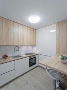 Kuchyňa alebo kuchynka v ubytovaní Apartman Franko - SELF CHECK IN