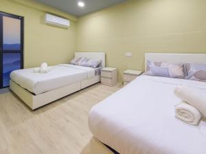 um quarto com 2 camas e uma janela em Stay429 at Bukit Bintang by Shine Stay em Kuala Lumpur