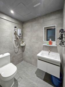 uma casa de banho com um WC branco e um lavatório. em Stay429 at Bukit Bintang by Shine Stay em Kuala Lumpur