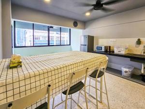 uma cozinha com uma mesa e duas cadeiras num quarto em Stay429 at Bukit Bintang by Shine Stay em Kuala Lumpur