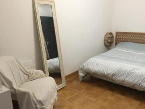 - une chambre avec un lit et un miroir dans l'établissement Ajaccio . chambre avec vue, à Ajaccio