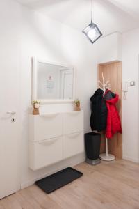 Habitación con tocador blanco y espejo. en Apartman Franko - SELF CHECK IN, en Osijek