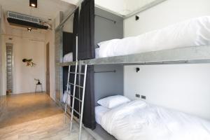 2 Etagenbetten in einem Zimmer mit Flur in der Unterkunft 軟寓 nńg inn in Tainan